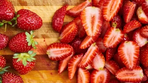 sliced strawberries